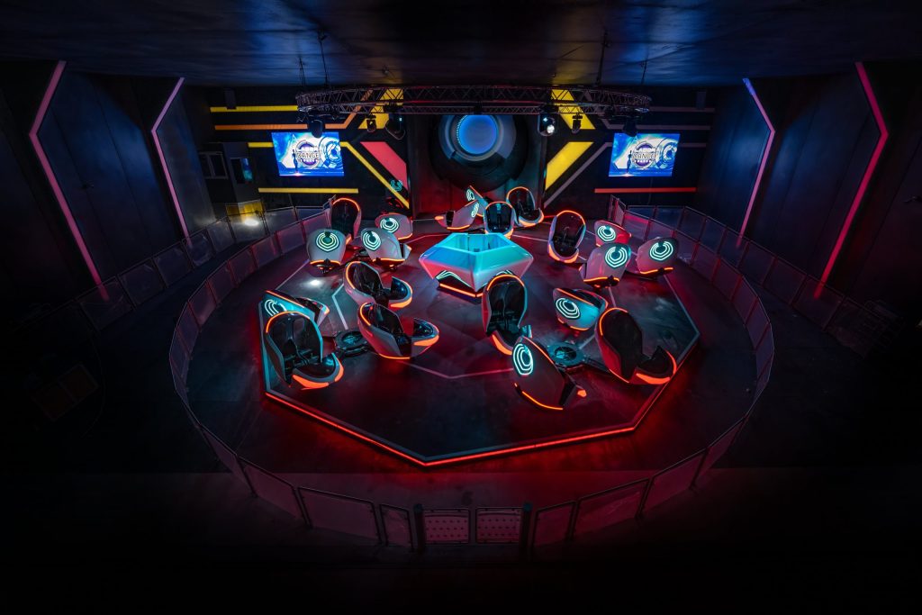 Breakdance-Attraktion in der Laserdance-Arena, strahlt Lichter und Bewegung in dynamischem Setting aus.