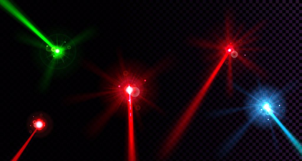 Rote, grüne und blaue Laserstrahlen leuchten vor dunklem Hintergrund und treffen auf mehrere helle Lichtpunkte.