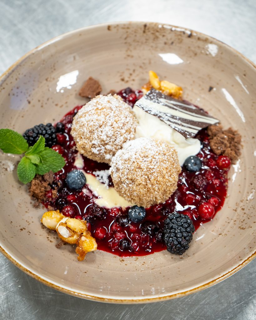 Hausgemachte Topfenknödel mit Beerenragout und Schokodekor im laserdance.at Entertainmentcenter im Prater Wien
