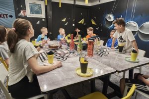 Kindergeburtstag im Partyraum von laserdance.at im Wiener Prater mit Getränken, Kuchen und fröhlicher Stimmung.