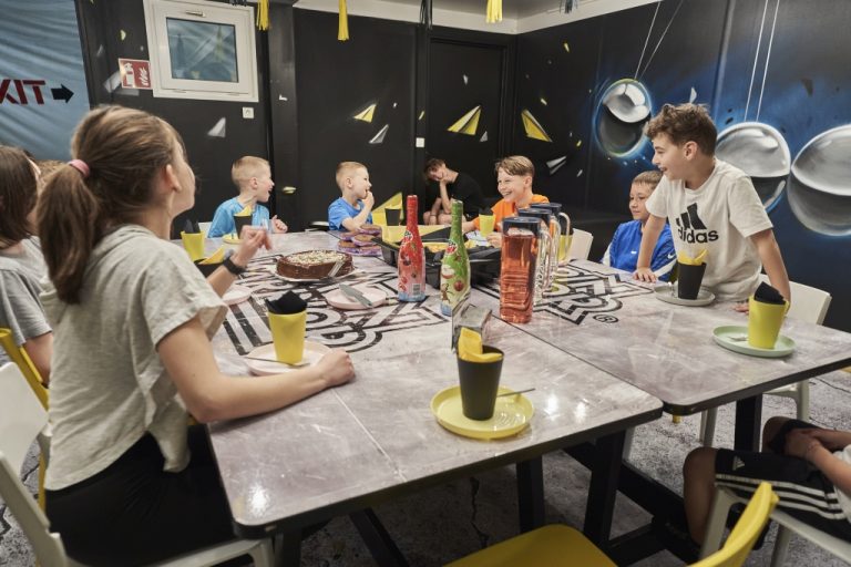 Kindergeburtstag im Partyraum von laserdance.at im Wiener Prater mit Getränken, Kuchen und fröhlicher Stimmung.