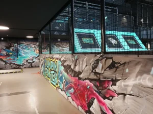 Indoor-Trampolinbereich mit Graffiti-Wänden im Jumpin Prater von laserdance.at in Wien