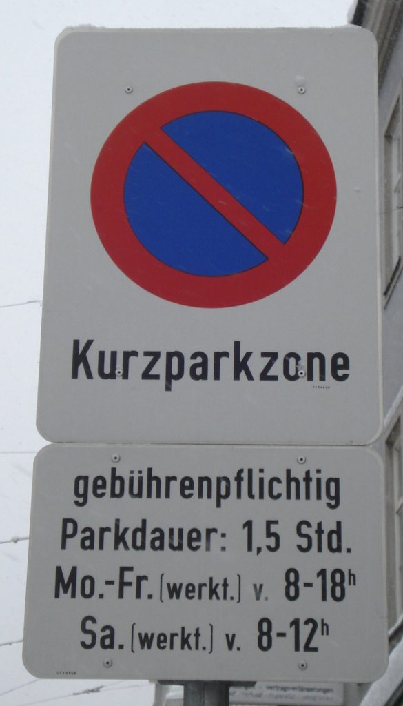 Verkehrsschild für eine gebührenpflichtige Kurzparkzone mit 1,5 Stunden Parkdauer und angegebenen Geltungszeiten.