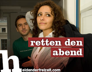 Zwei junge Erwachsene betreten gemeinsam eine Indoor-Location, bereit für einen unterhaltsamen Abend.