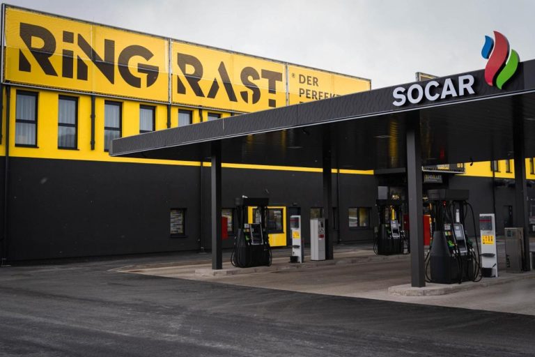 Außenansicht einer SOCAR-Tankstelle mit dem Gebäude der RING RAST im Hintergrund